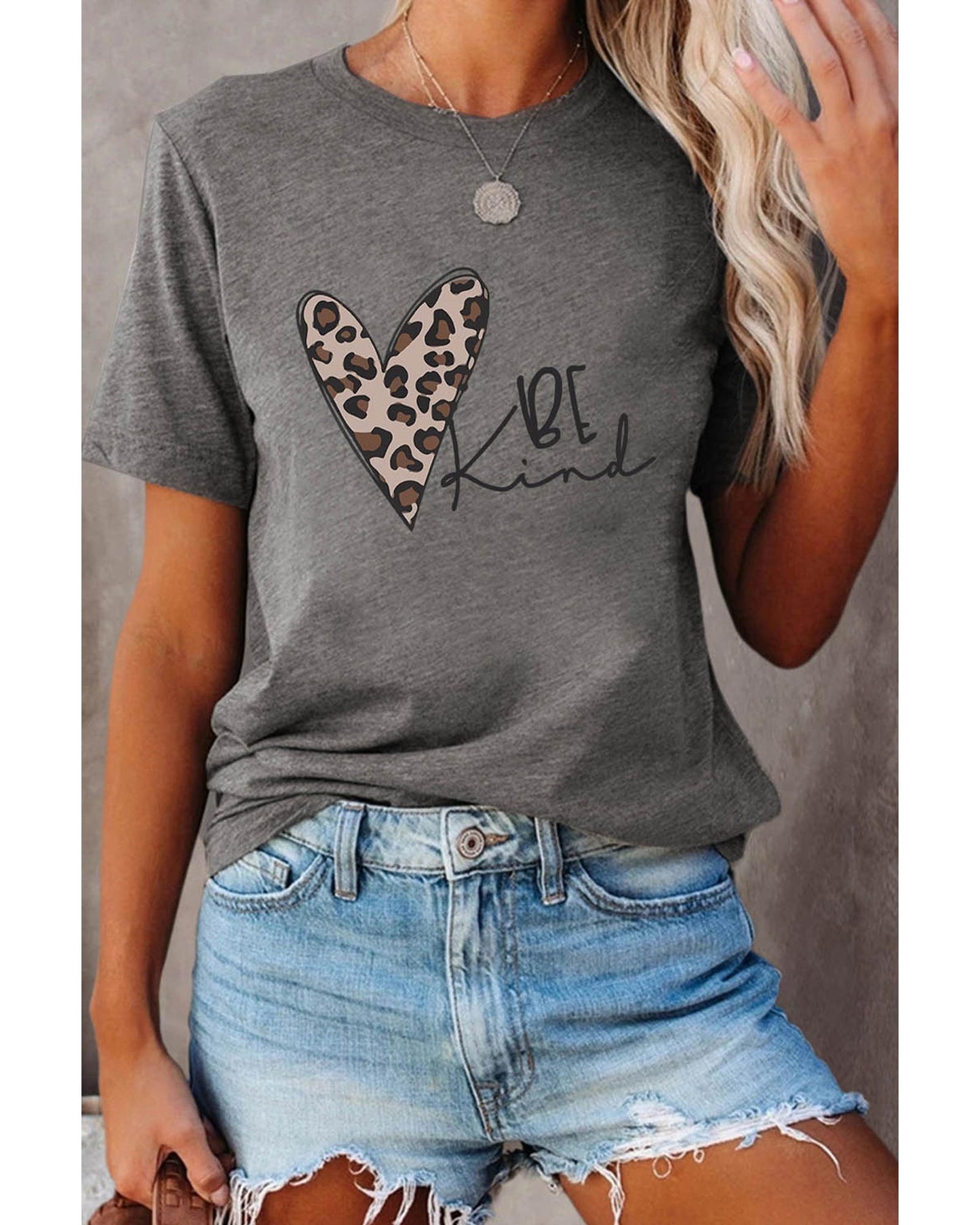 Azura Exchange Leopard Heart Shape Print Short Sleeve T-shirt - M