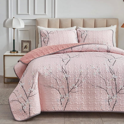 Versatile Quilted Coverlet and Pillowcases Set: Adapts to Every Season - Queen size