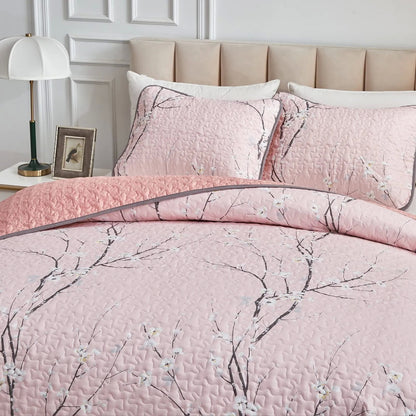 Versatile Quilted Coverlet and Pillowcases Set: Adapts to Every Season - Queen size